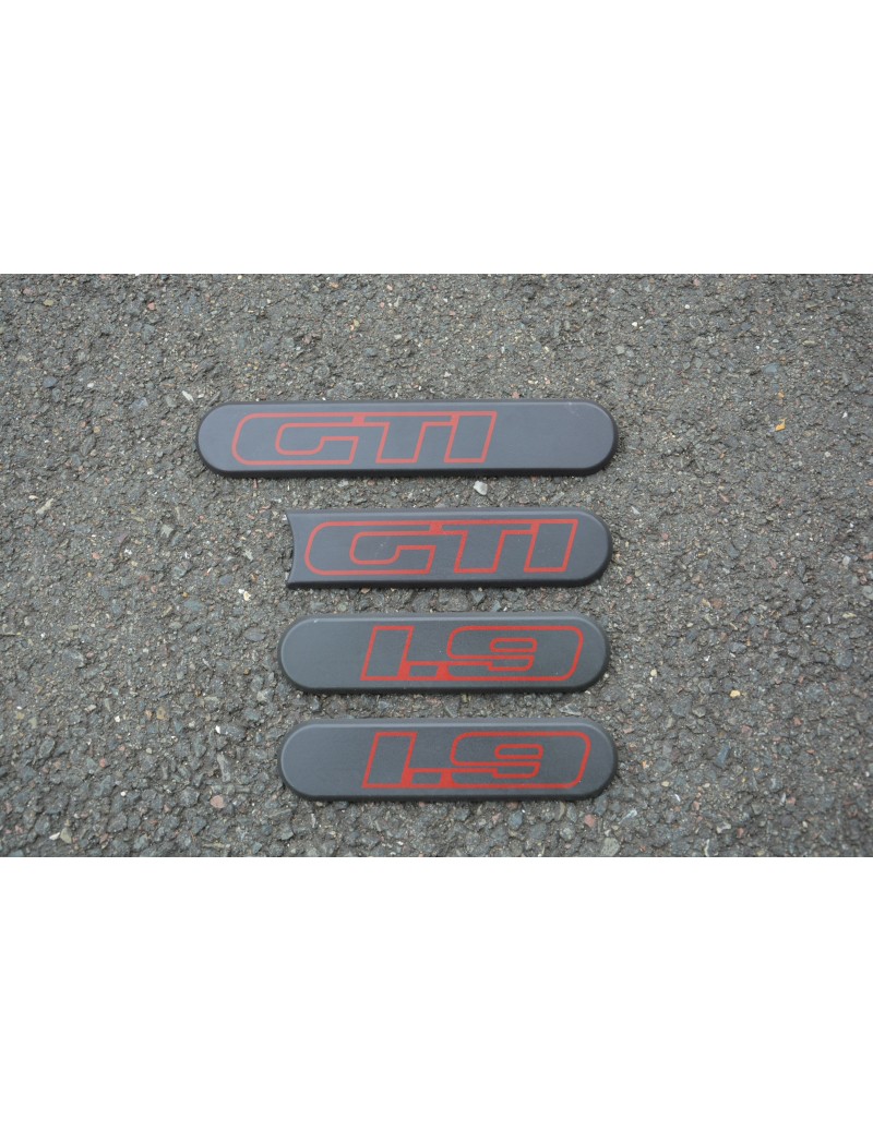 AUTOCOLLANT STICKER - LOGO  1.9 GTI  AILE ARRIERE PEUGEOT 205 GTI 1.9 KIT  DE 4 - Une de Sauvée